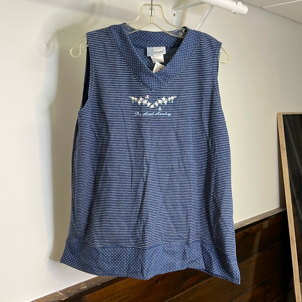 NWT V-Neck Blue Hotel‎ Hershey PA Tanktop- Large